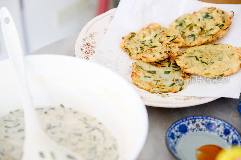 自制的爪哇蔬菜油炸饼，在马来语中叫Cucur Sayur，在印度尼西亚叫Bakwan，是一种印度尼西亚或马来食物